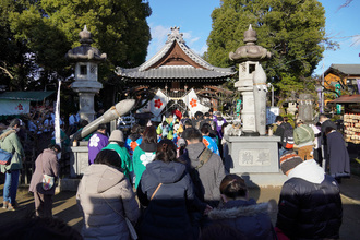 北野天神社で参加者らが大筆奉納行列後に参拝する様子の写真