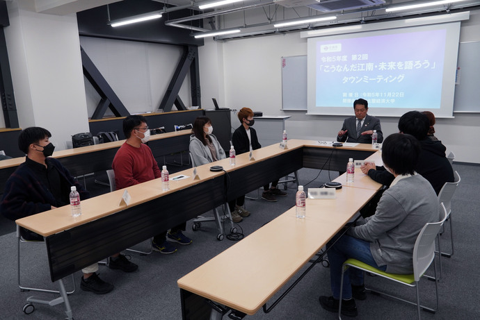 名古屋経済大学の学生の皆さんと市長の意見交換の様子の写真