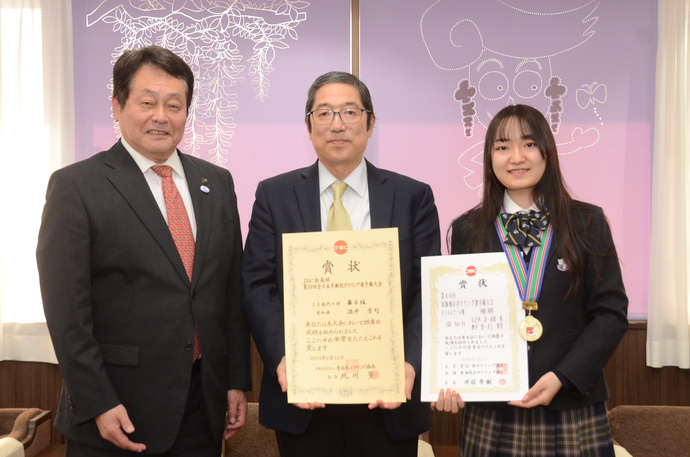 酒井愛さんと酒井孝司さんと澤田市長の写真