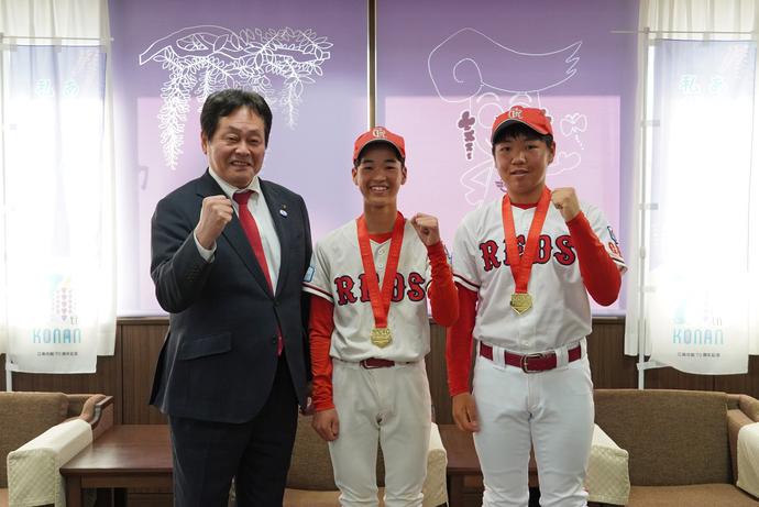 貝原嵩翔さん、芳賀洸也さんと澤田市長の写真