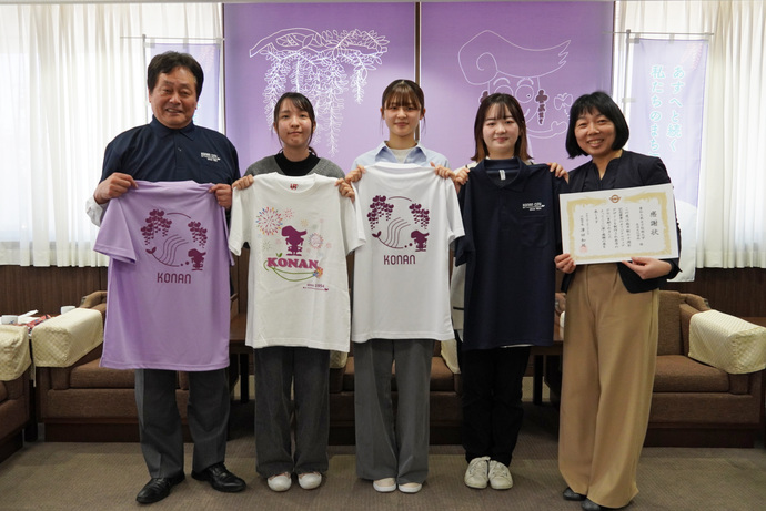 愛知文教女子短期大学の皆さんと澤田市長の写真