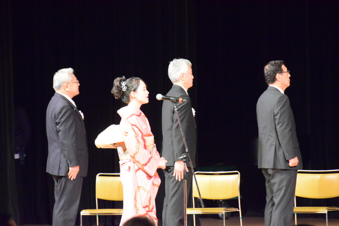 写真:石黒加恩さんによる国歌斉唱