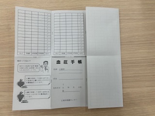 A4用紙右端を長辺にてたに折りします。