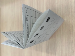 四角中をつぶして冊子になるように折り込んで。