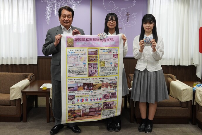 佐藤小春さん、嶋田陽奈さんと澤田市長の写真