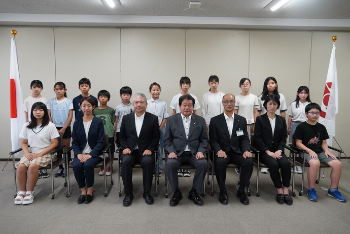 平和教育研修派遣事業で選ばれた10人の生徒と澤田市長の写真