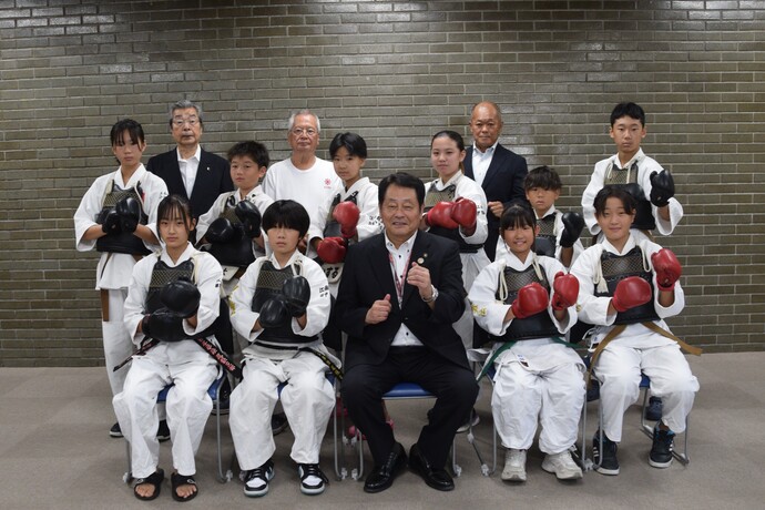 日本拳法尾張支部（江南教室）の皆さんと澤田江南市長の写真