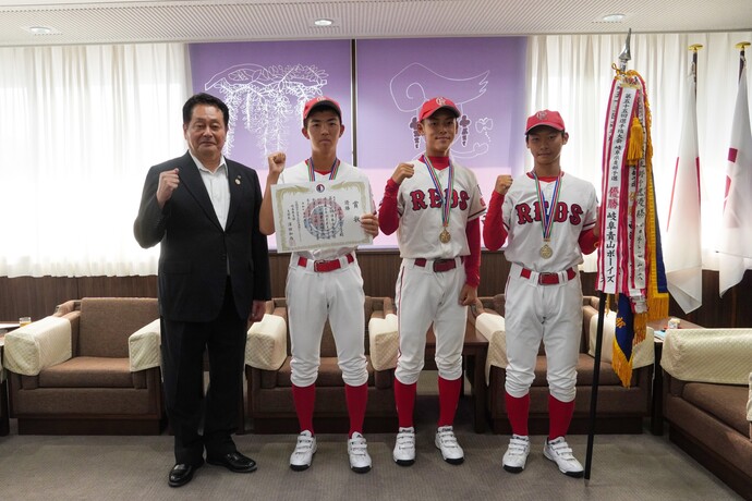 澤田駿さん、小椋充裕さん、古田葵大さんと澤田江南市長の写真