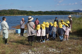 ウナギの話を聞く園児たちの写真