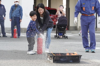 総合防災訓練で消火器取扱訓練をしている様子