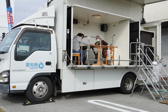 総合防災訓練で起震車体験をしている様子