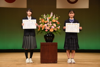 尾関真衣さんと甲斐杏音さんの写真