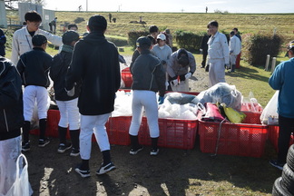 拾ったごみを分別する写真