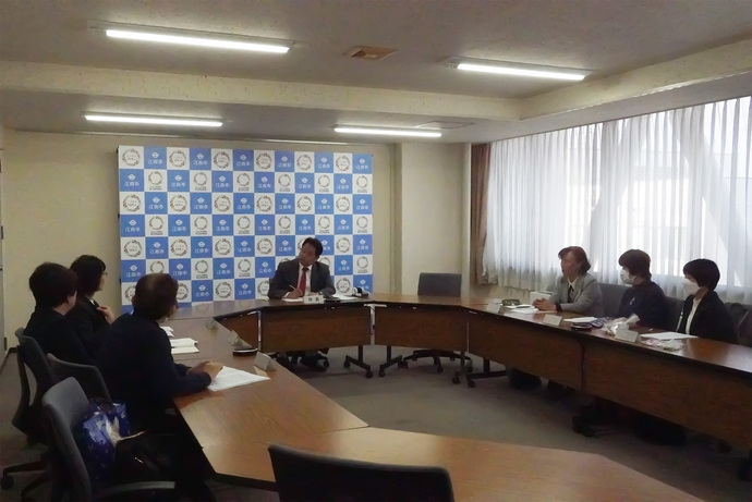 江南市赤十字奉仕団と市長の意見交換の様子の写真