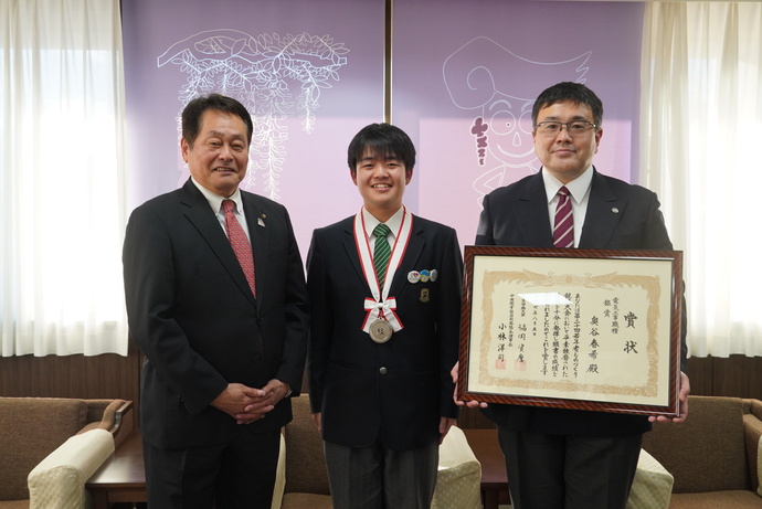 市長と奥谷さんと高校の先生の写真