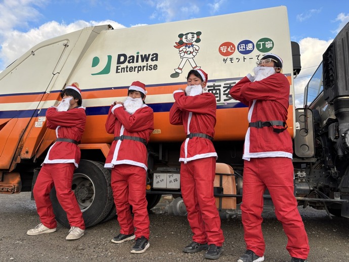 サンタクロースの恰好をした株式会社大和エンタープライズの皆さん