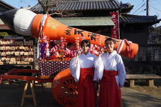 北野天神社の境内にて大筆と巫女の写真