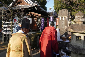 境内にある筆塚で使用済筆の供養の様子の写真