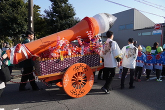 大筆を引いている様子の写真