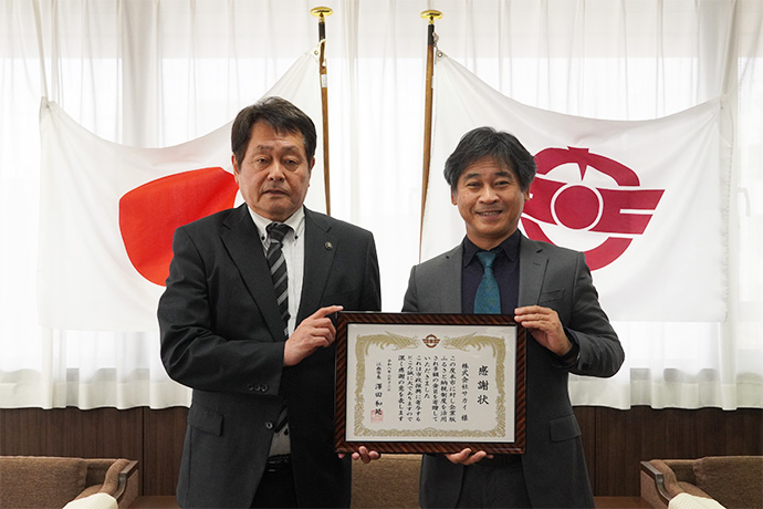 感謝状を持つ株式会社サカイの酒井代表取締役と澤田市長の写真