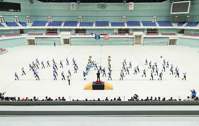 演奏する愛知県立江南高等学校吹奏楽部の皆さんの写真
