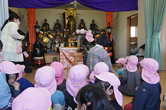 お参りをする年長児