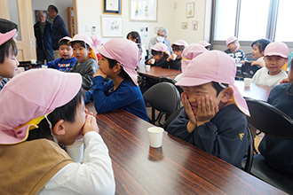 甘茶を飲んでいる年長児