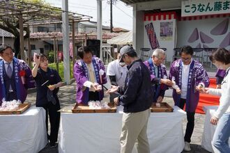 紅白餅配布のようすの写真