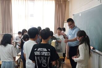 租税教室で講師の話を聞く生徒たちの写真