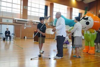 花の種を贈呈する様子