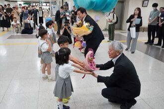 花束を市長、副市長、藤花ちゃんに渡す園児の写真