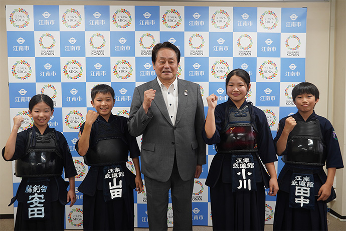 江南武道館の選手と澤田市長の写真