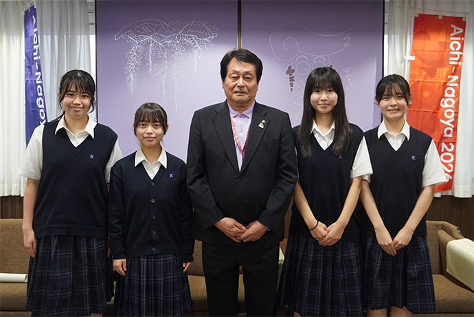 江南高等学校吹奏楽部の皆さんと澤田市長の写真
