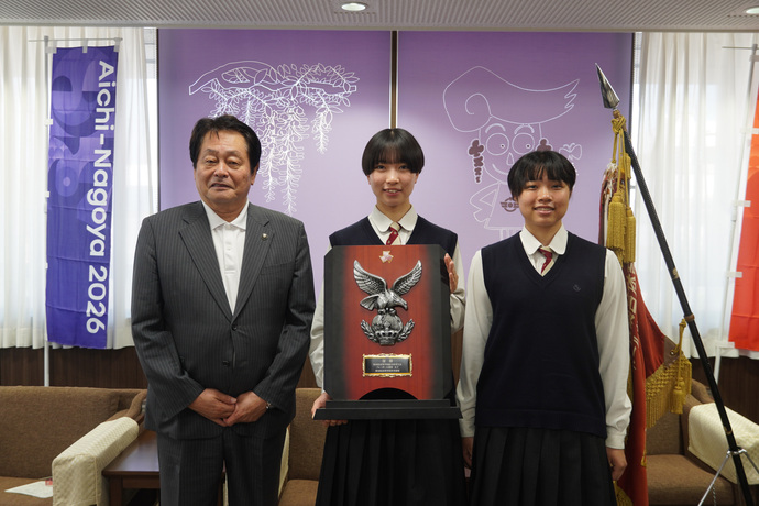 澤田市長と小関夏姫さんと石原真奈さんの写真