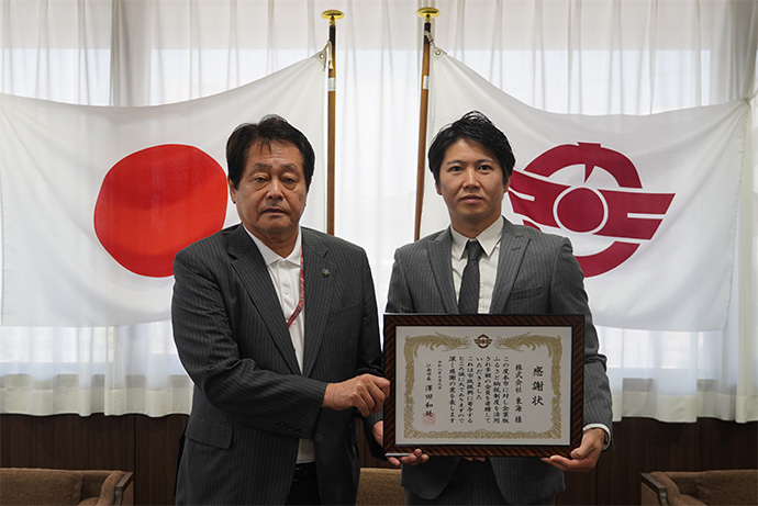 感謝状を持つ株式会社東海の加藤代表取締役と澤田市長の写真