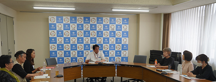 江南市ライブラリーサポーターズと市長の意見交換の様子の写真