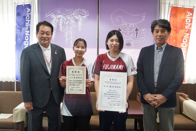澤田市長と野口歩奈さん、太田有希さん、佐々暁則さんの写真