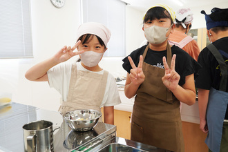 参加者がピースをしている写真