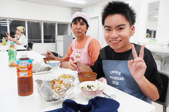 作った料理を食べている親子の写真