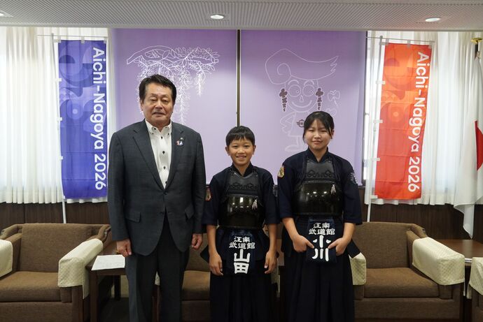 江南武道館の山田晴道さん、小川生夢さんと澤田市長の写真