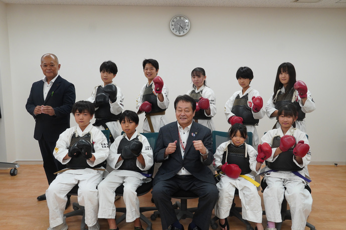 日本拳法尾張支部(江南教室)の皆さんと澤田江南市長の写真