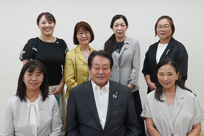 江南商工会議所女性会と市長の集合写真